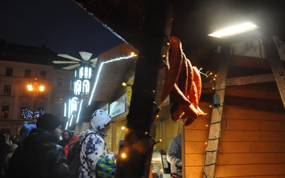 Na náměstí u radnice začaly adventní trhy