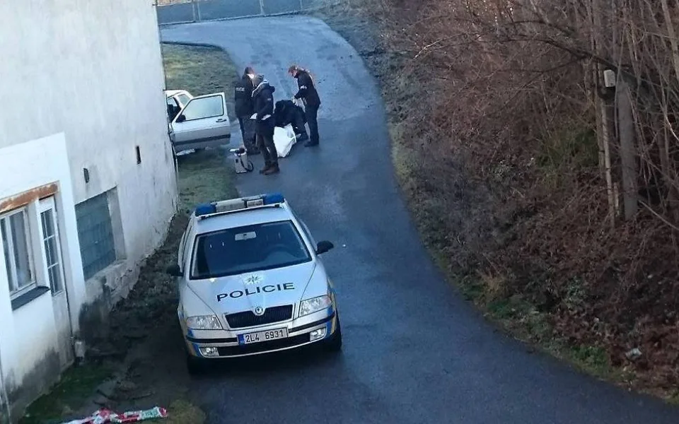 Kriminalisté vyšetřují od čtvrtečního rána nález mrtvého těla u pošty v Mníšku