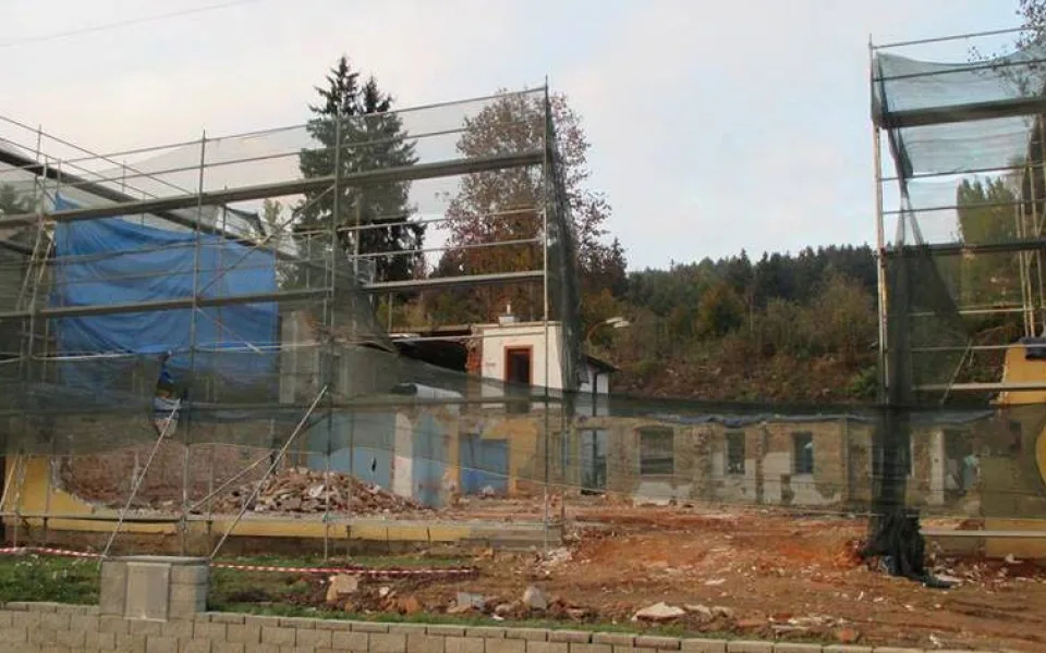Takhle vypadal dům v říjnu, po demolici téměř celého objektu