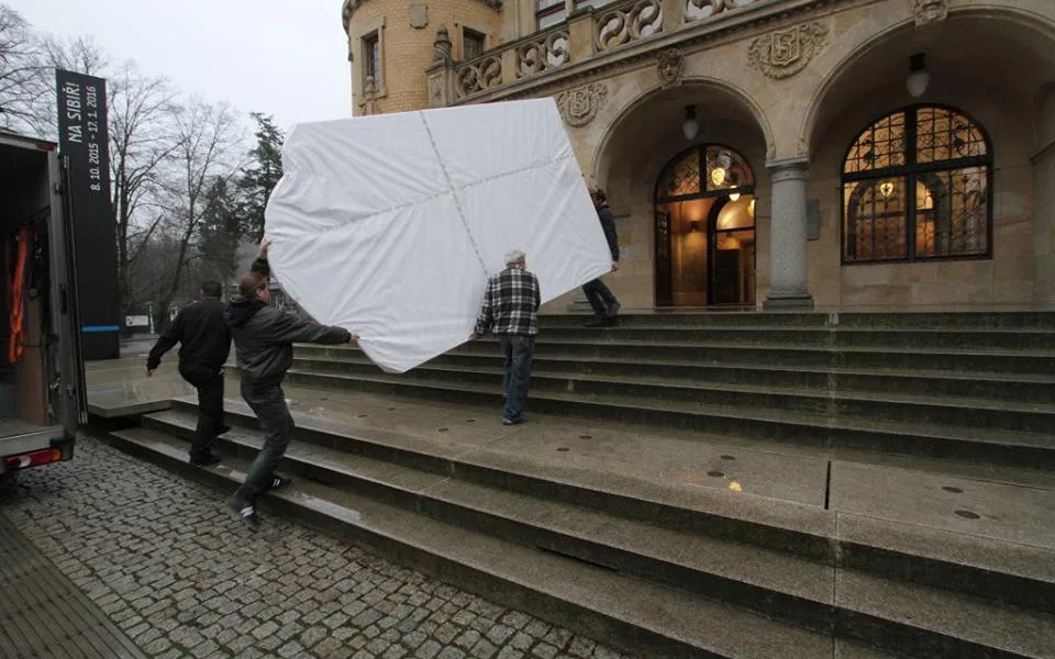 Takhle velký obraz v liberecké galerii ještě nebyl. Na výšku má skoro čtyři metry