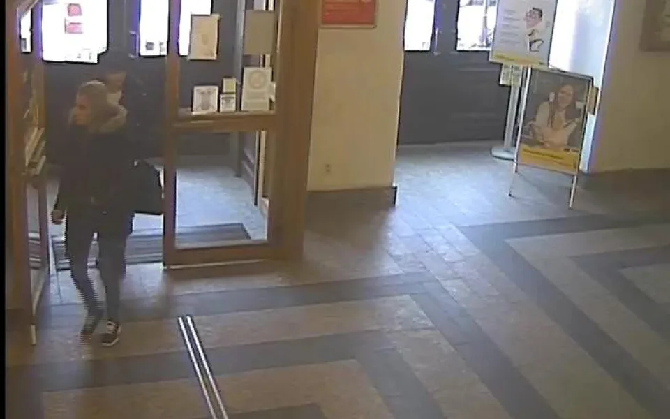 Poznáváte tyhle zlodějky? Kamera je zachytila, jak okrádají seniorku na poště