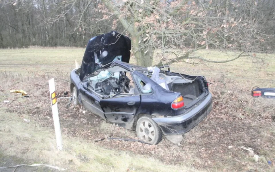 Mladý řidič obmotal auto kolem stromu, zranil sebe i devítiletou spolujezdkyni