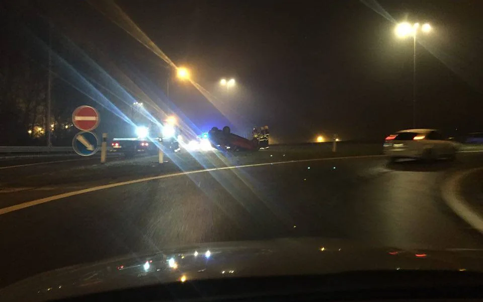 Sjezd z průtahu na Františkov blokovalo v pondělí večer auto na střeše