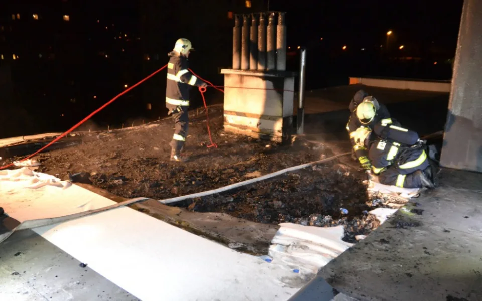 Silvestrovská noc ve znamení požárů. Hořelo v Semilech i Mníšku