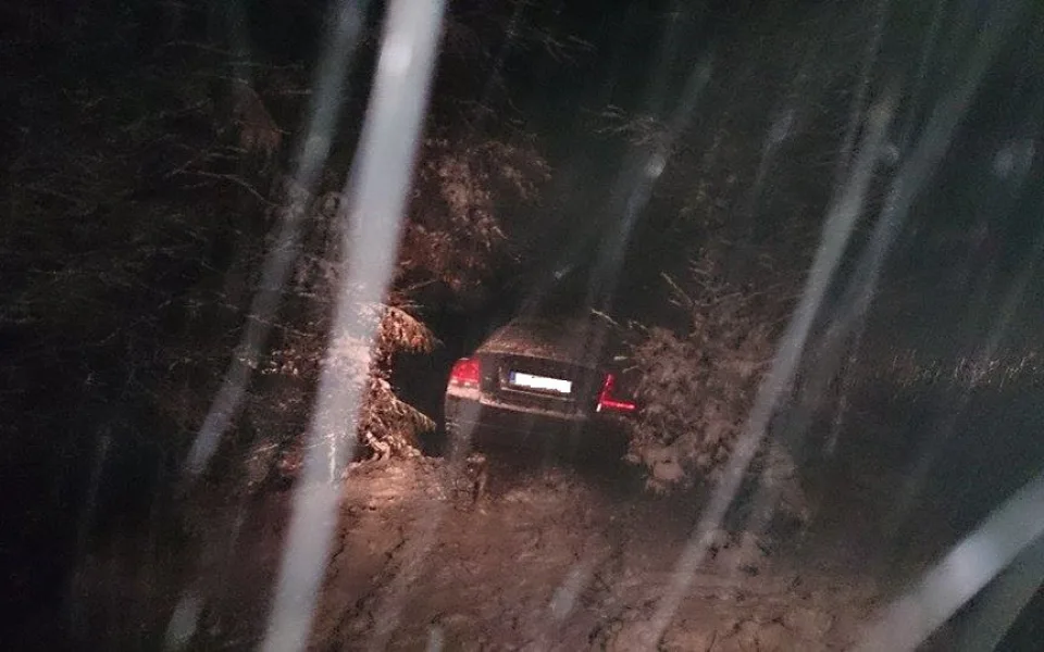 Auto v příkopě na Ještědu