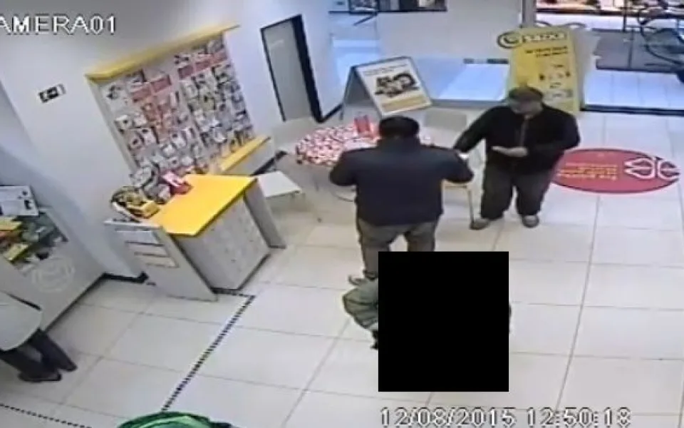Pachatel (bez čepice) společně se svědkem události nebo svým známým (v kšiltovce)