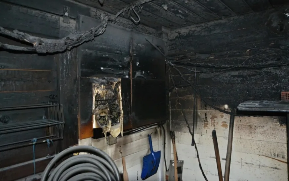 Na břehu Mácháče kdosi zapálil kiosek. Úmysl nebo nedbalost?