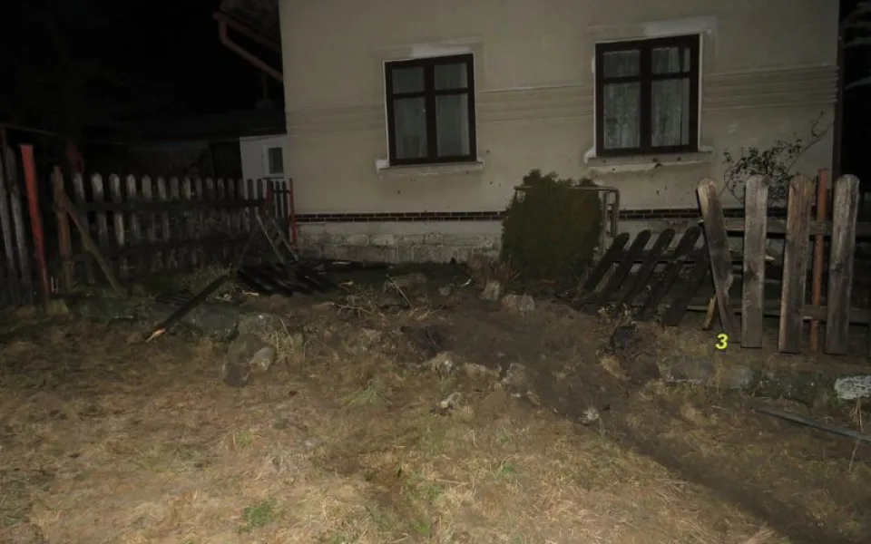 Neopatrný řidič skončil se svým volvem v zahradě u rodinného domu