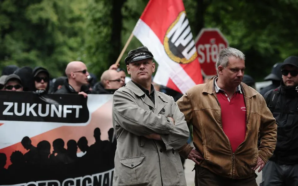 Christian Worch (vpravo) na demonstraci dnes už bývalé strany NPD. Z ní vzešla strana Die Rechte, jíž je Worch předsedou