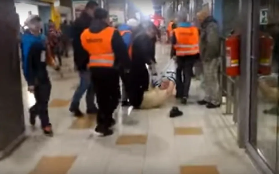 Kontroverzní zákrok královéhradeckých pořadatelů na fanouška Tygrů řeší policie