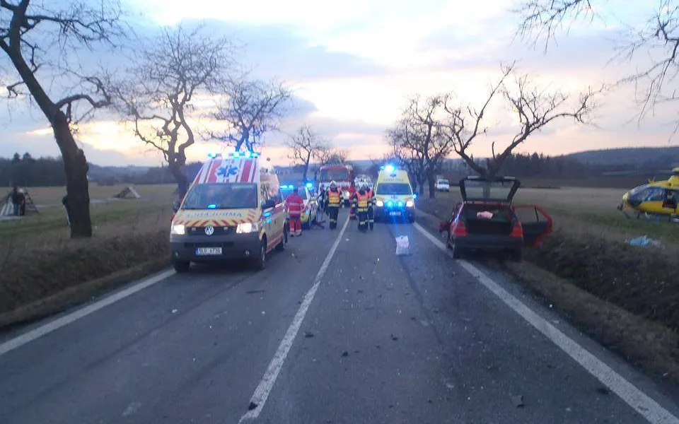 Silnici na Nové Město pod Smrkem uzavřela vážná nehoda tří aut
