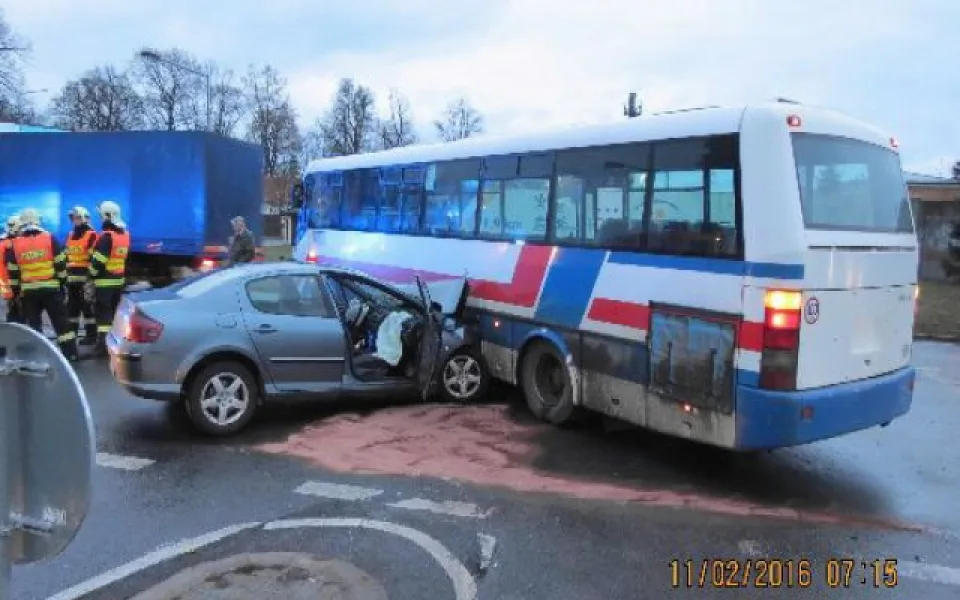 Řidič autobus přehlédl přijíždějící auto a vjel mu do cesty, dva zranění
