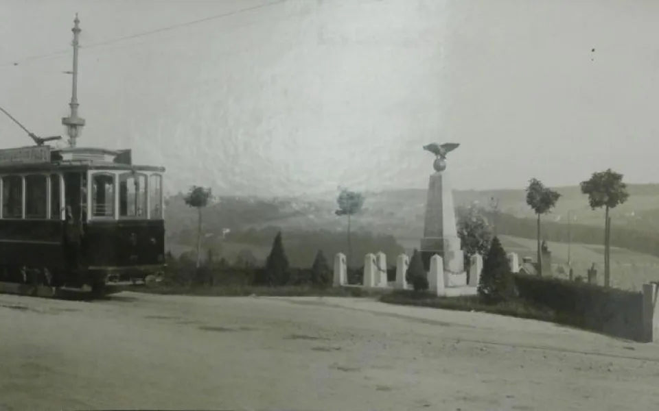 památník1866_s_tramvají