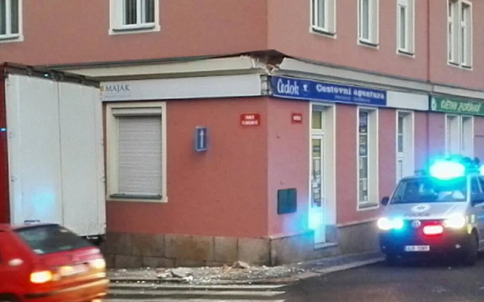 Řidič ukrajinského kamionu zavadil návěsem o dům v centru Jablonce