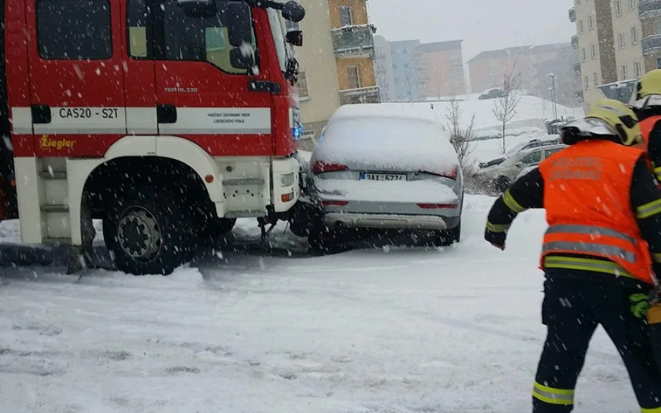 Silnice v Zeleném Údolí se proměnila v kluziště, havarovala tam záchranka i hasiči