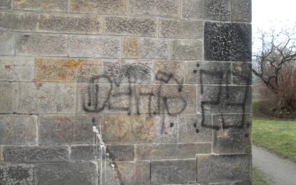Neznámý vandal posprejoval fasádu kostela v Hrádku nad Nisou. Hrozí mu za to až rok vězení