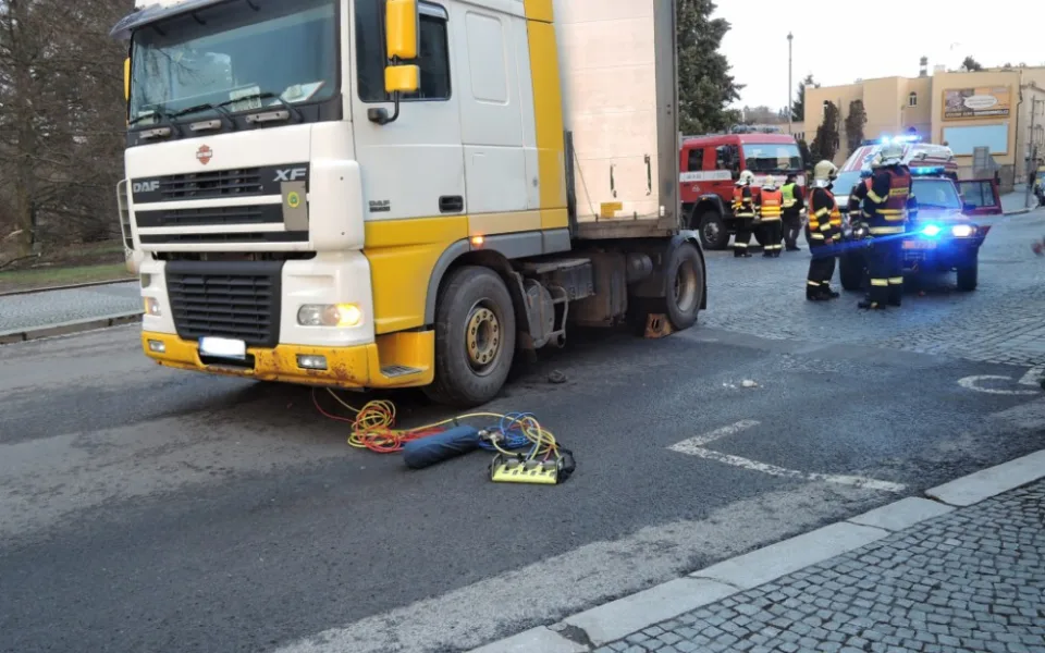 Cyklistu zaklíněného pod kamionem museli vyprostit pomocí speciálních vaků hasičů