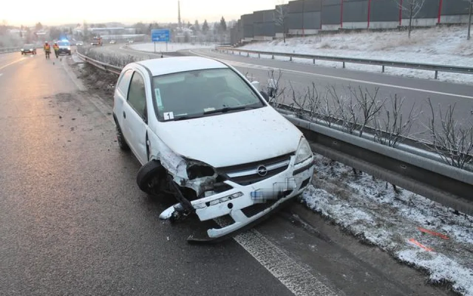 Bezohledný řidič naboural na výpadovce z Turnova do projíždějícího auta. Od nehody ujel