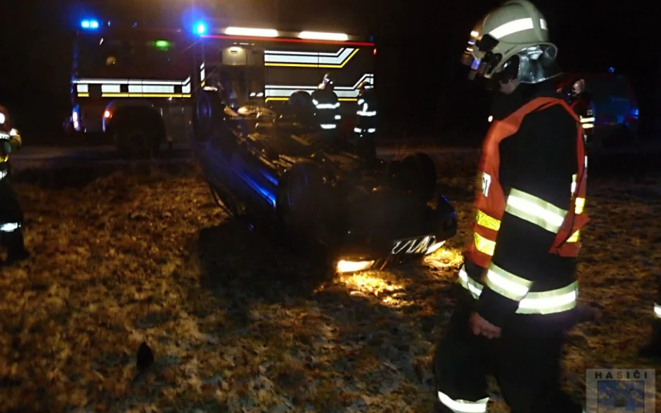 Řidička otočila Felicii na střechu, zranila tři spolucectující