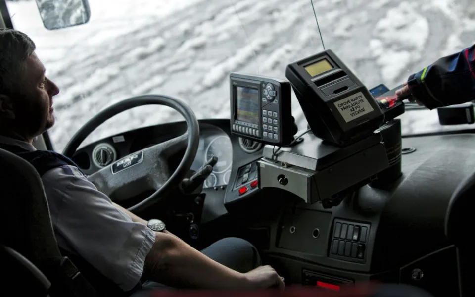 Na deseti autobusových linkách můžou cestující platit bezkntaktními kartami