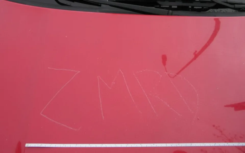 Auto invalidního seniora poškodil vandal. Na kapotu vyryl nadávku a prořezal mu všechny penumatiky