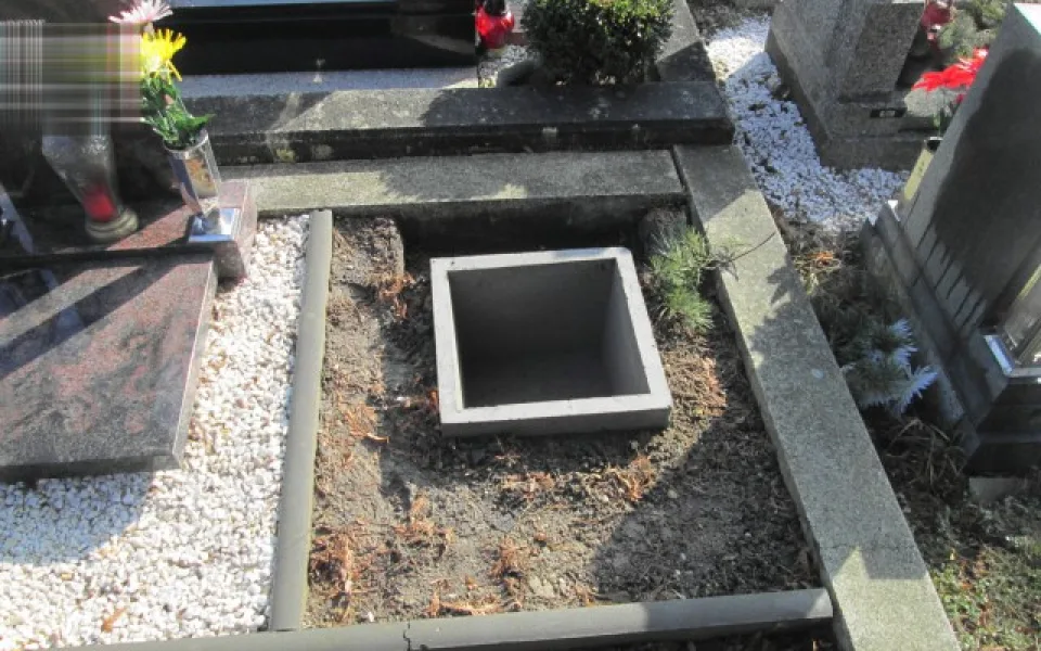 Neznámý zloděj ukradl náhrobní kámen. U soudu mu hrozí až dva roky vězení