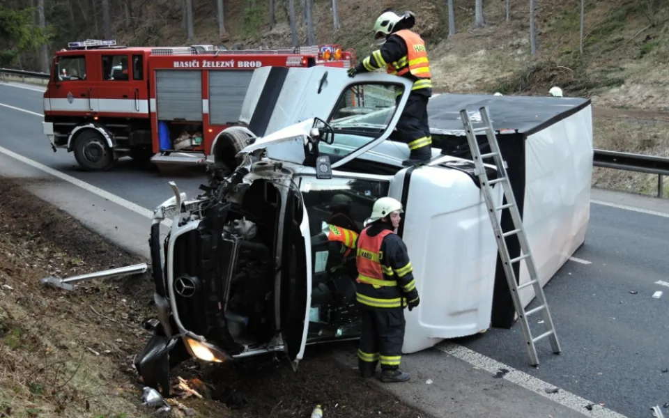 Převrácený nákladní automobil zablokoval silnici u obce Těpeře