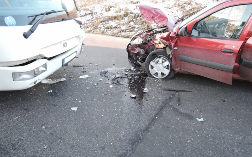 Při střetu autobusu s autem mezi Jabloncem a Libercem se zranilo pět lidí