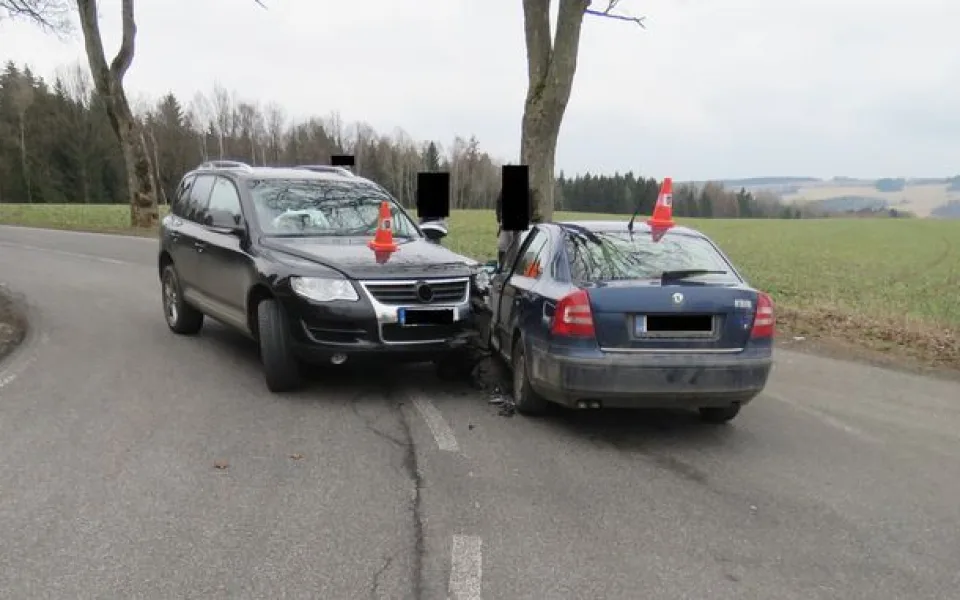Řidič SUV se střetl s Octavií. Při nehodě se zranila dvojice osob