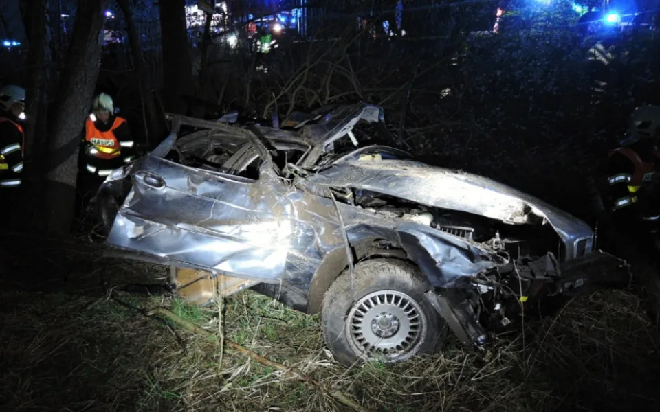 Vážná nehoda na hlavním tahu na Turnov. Z BMW zůstal jen vrak