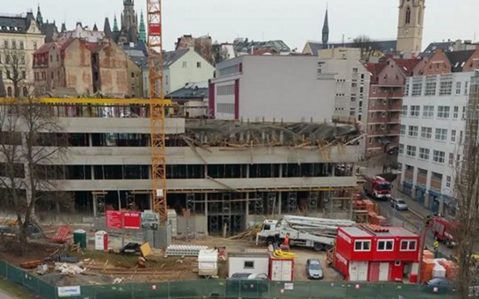 Zřícené lešení na stavbě.