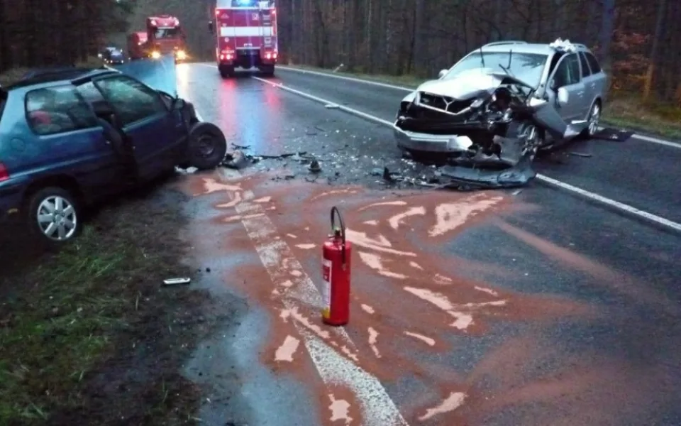 Řidič Octavie předjížděl na nepřehledném úseku, těžce zranil dva lidi v protijedoucím autě