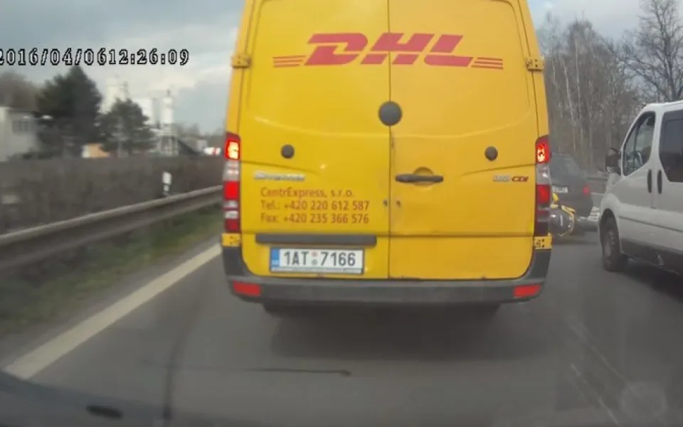 Zběsilá honička skončila nehodou na průtahu Libercem. Ujíždějící motocyklista přehlédl kolonu