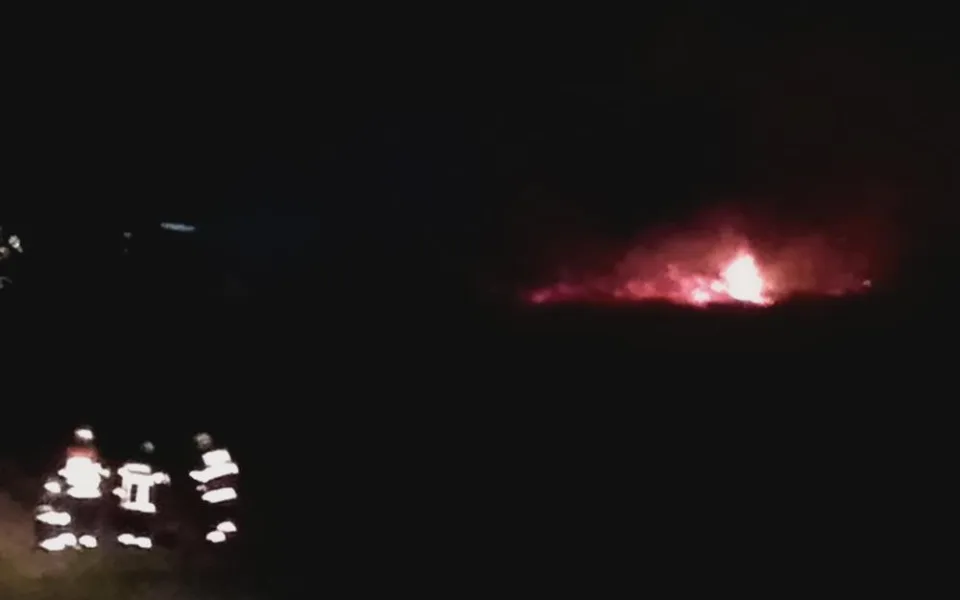Hasiče zaměstnal další požár trávy. V noci na pátek hořelo u polských hranic