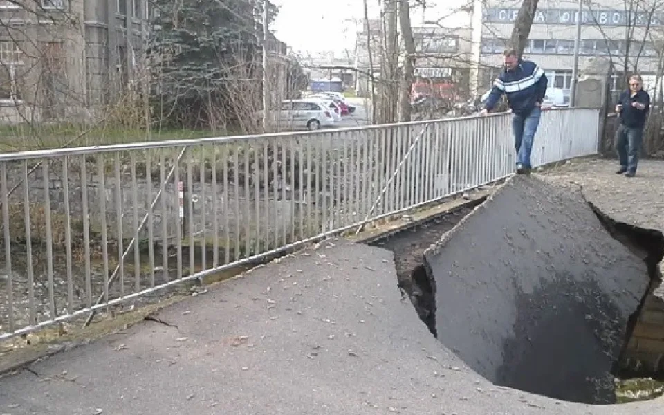 Ve Vratislavicích nad Nisou se propadl most do řeky Nisy
