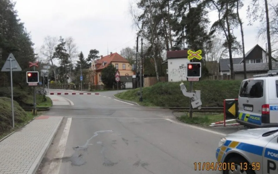 Řidič čistícího vozu jen o fous unikl střetu s vlakem. Nezazmatkoval a prorazil závoru