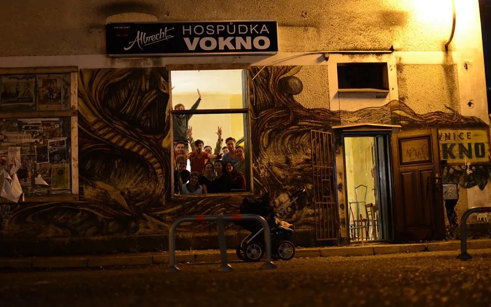 Oblíbená pivnice Vokno se za dva týdny otevře. Pod "svá křída" si ji vzali architekti ze studia Mjölk