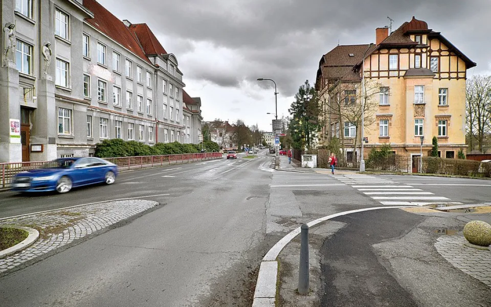 Husova ulice by se měla dočkat upravených přechodů