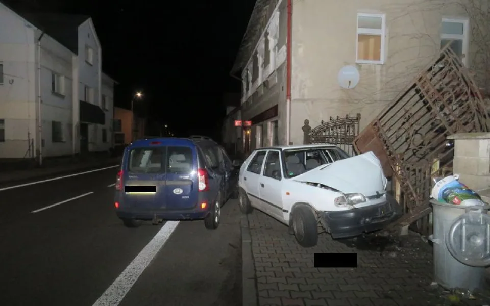 Řidička se vyhýbala kočce, nabourala další auto a plot