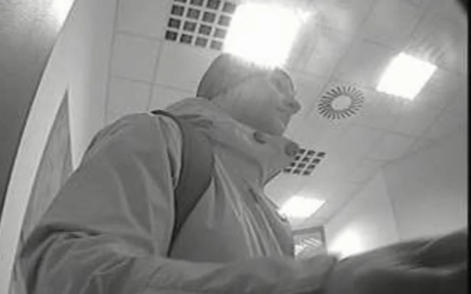 Je vám povědomý tento muž? Z bankomatů vybírá peníze na kradené platební karty
