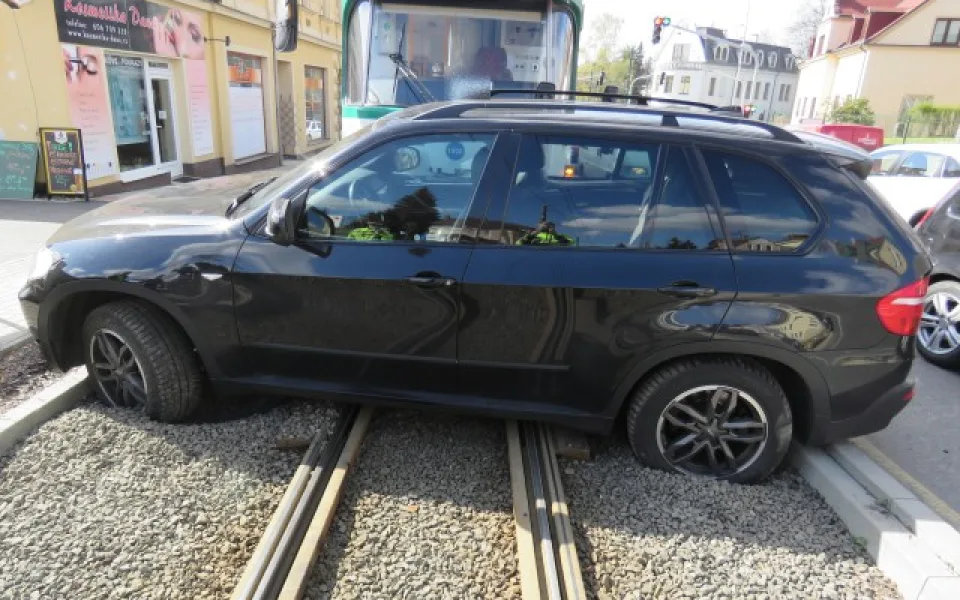 Řidička vjela svým BMW přímo před tramvaj. Škoda je 650 tisíc korun