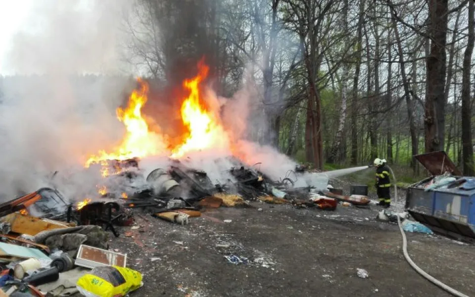 V Hejnicích hořela skládka odpadu