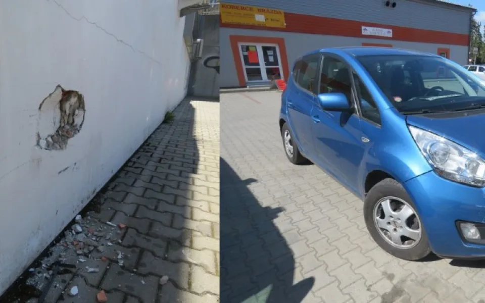 Řidička si spletla pedály a nabourala do zdi obchodu