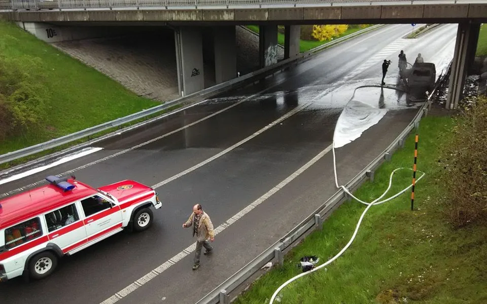 U arény havarovala řidička Citroenu, její auto shořelo