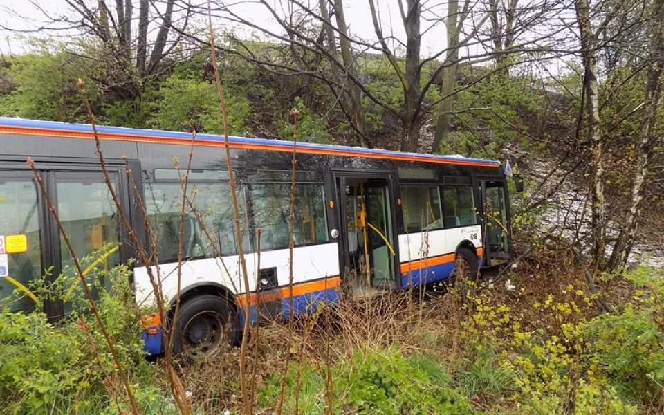 Autobus projel křižovatkou na Františkově a zastavil se až v příkopu