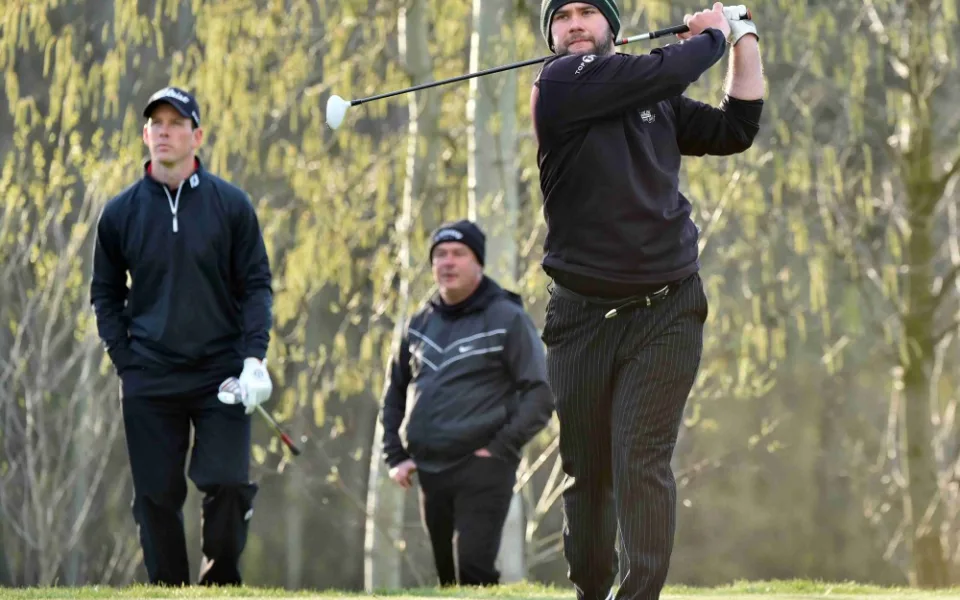 Vítěz turnaje Marek Siakala právě odpálil míček.
