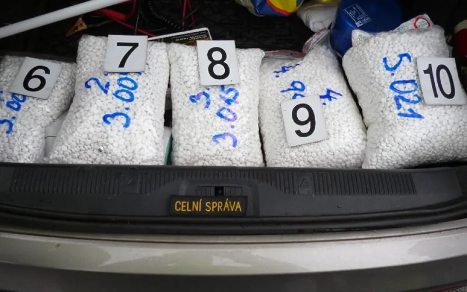Celníci našli v Mercedesu 50 tisíc tablet léku zneužívaného pro výrobu pervitinu
