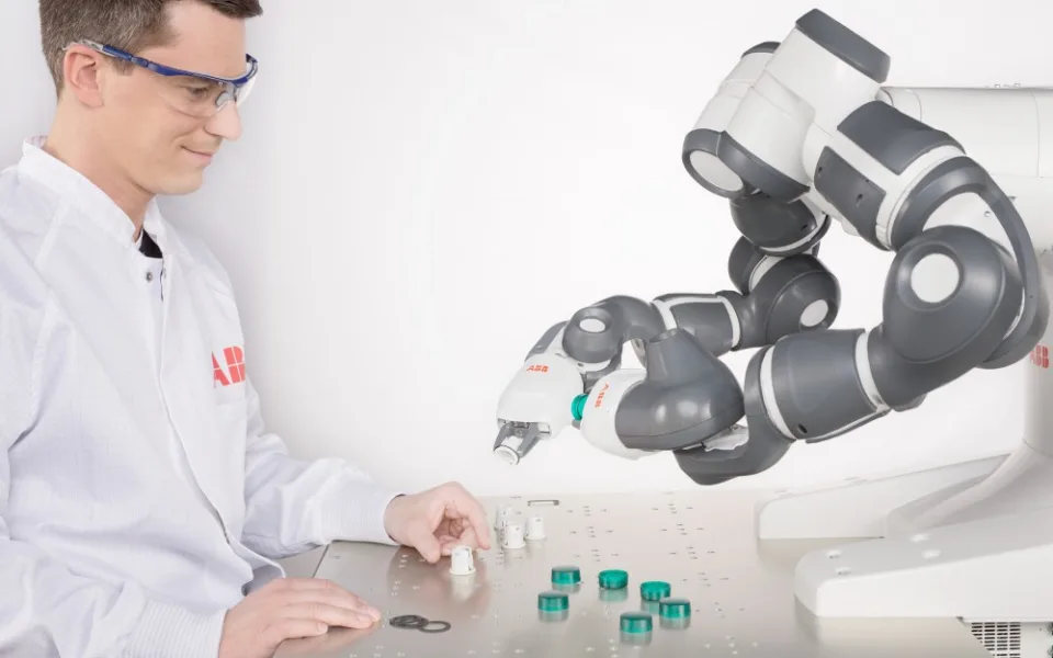 Seznamte se, tohle je YuMI. Tenhle robot pracuje se zaměstnanci společnosti ABB na páse