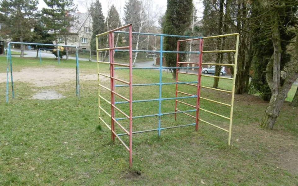 Tyto prvky mizí z libereckých dětských hřišť
