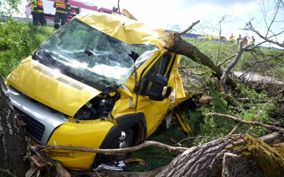 Odtahovka skončila mimo silnici, řidič autem pokácel suchý strom